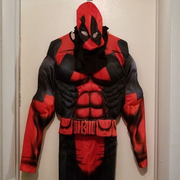 Deadpool Costume - Picture 2 of 3